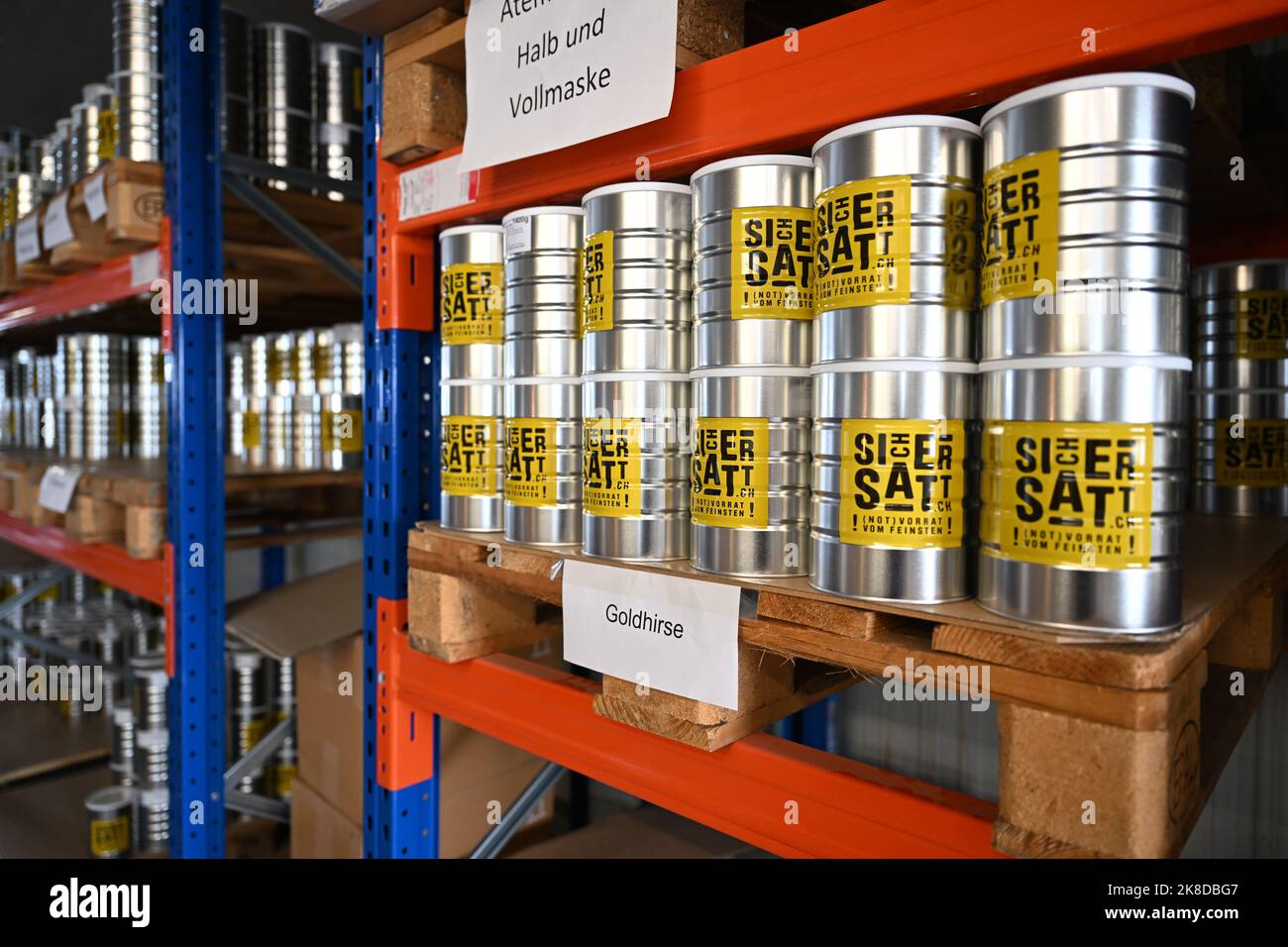 Rielasingen, Germania. 19th Ott 2022. Negli scaffali del magazzino SicherSatt AG sono presenti diverse lattine di miglio dorato e altri prodotti alimentari. 51.931 calorie sono contenute nel magazzino di emergenza 'Classic'. Secondo il produttore 'SicherSatt' offre cibo sufficiente per fornire una persona per 30 giorni. (A dpa: "Stai ancora acquistando o stai già accumulando? - Scorte di emergenza prima dell'inverno') Credit: Felix Kästle/dpa/Alamy Live News Foto Stock