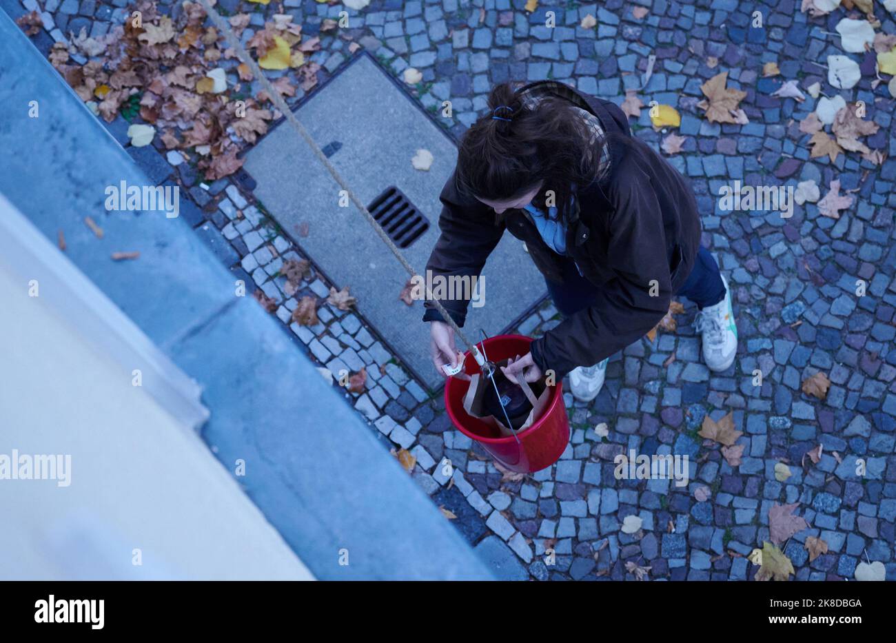 Berlino, Germania. 20th Ott 2022. Christopher Selig, economista e fondatore di Food Technique Berlin cucina e vende il ramen piatto giapponese e lascia i suoi ordini via secchio ai clienti. Qui la sua moglie è vista prima che la vendita reale inizi. Credit: Annette Riedl/dpa/Alamy Live News Foto Stock