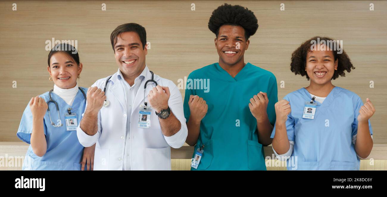 felice sorridente gruppo fiducioso di giovani e intern studenti di medicina e medico. Assistenza sanitaria e formazione medica. Foto Stock