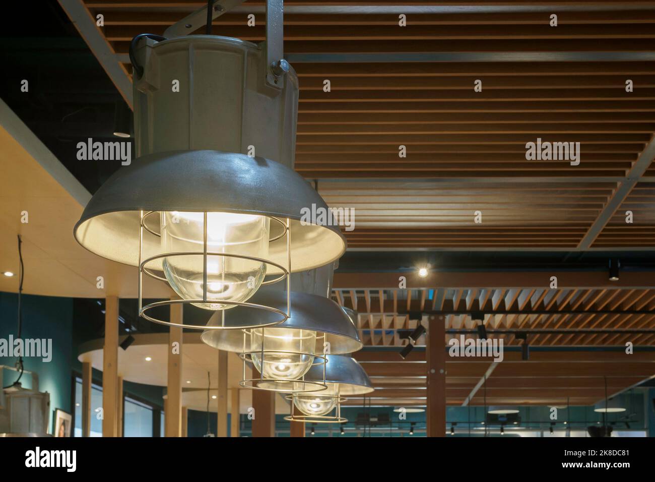 lampada a sospensione classica vintage alta baia al soffitto per un decor leggero nella caffetteria o nel ristorante. Foto Stock