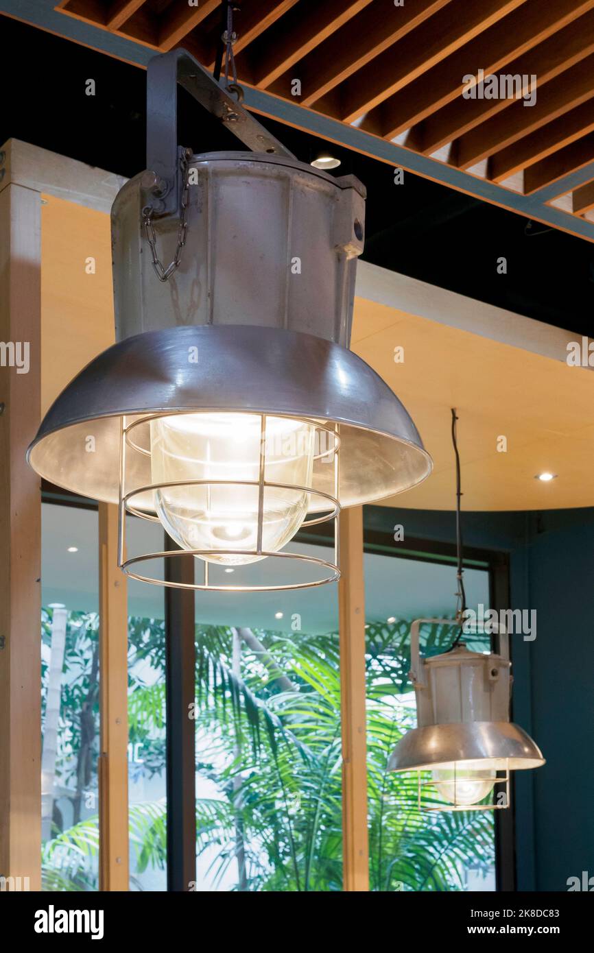 lampada a sospensione classica vintage alta baia al soffitto per un decor leggero nella caffetteria o nel ristorante. Foto Stock