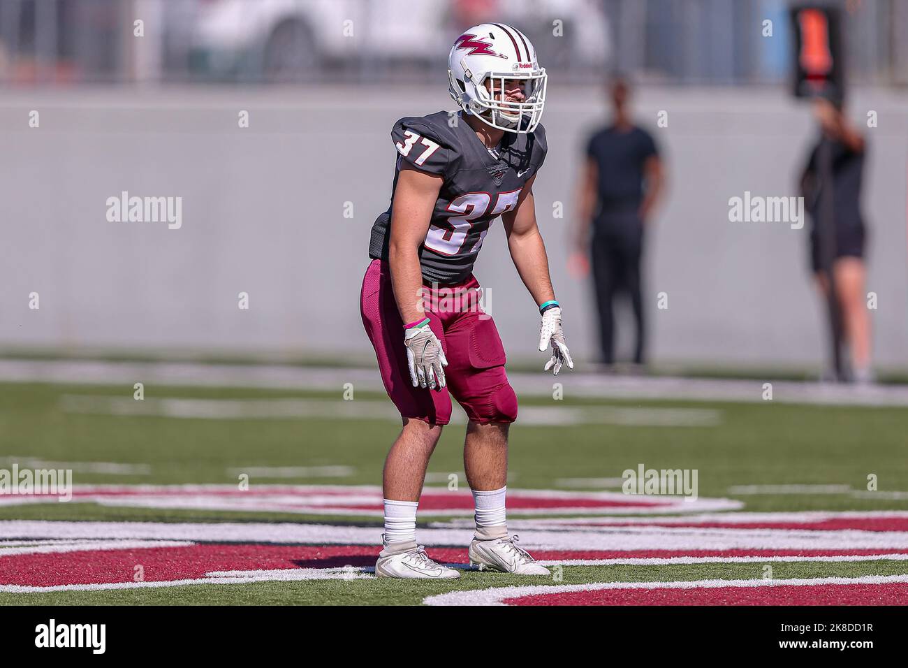 Bethany, Oklahoma, Stati Uniti. 22nd Ott 2022. Southern Nazarene University Crimson Storm Linebacker Jake Wright (37) leggere l'offesa durante la partita di football NCAA tra i Northwestern Oklahoma state University Rangers e la Southern Nazarene University Crimson Storm al Crimson Storm Stadium di Bethany, Oklahoma. Ron Lane/CSM/Alamy Live News Foto Stock