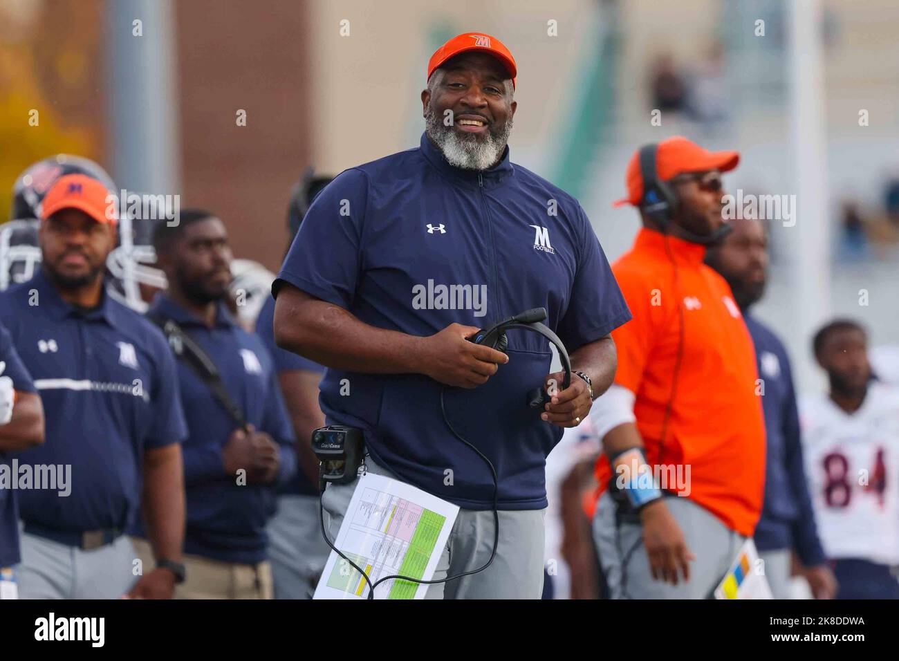 Newark, Delaware, Stati Uniti. 22nd Ott 2022. Morgan state Head Coach DAMON WILSON guarda oltre dai margini durante una partita di sette settimane tra le galline blu del Delaware e i Morgan state Bears sabato 22 ottobre 2022; al Tubby Raymond Field al Delaware Stadium di Newark, DE. (Credit Image: © Saquan Stimpson/ZUMA Press Wire) Foto Stock