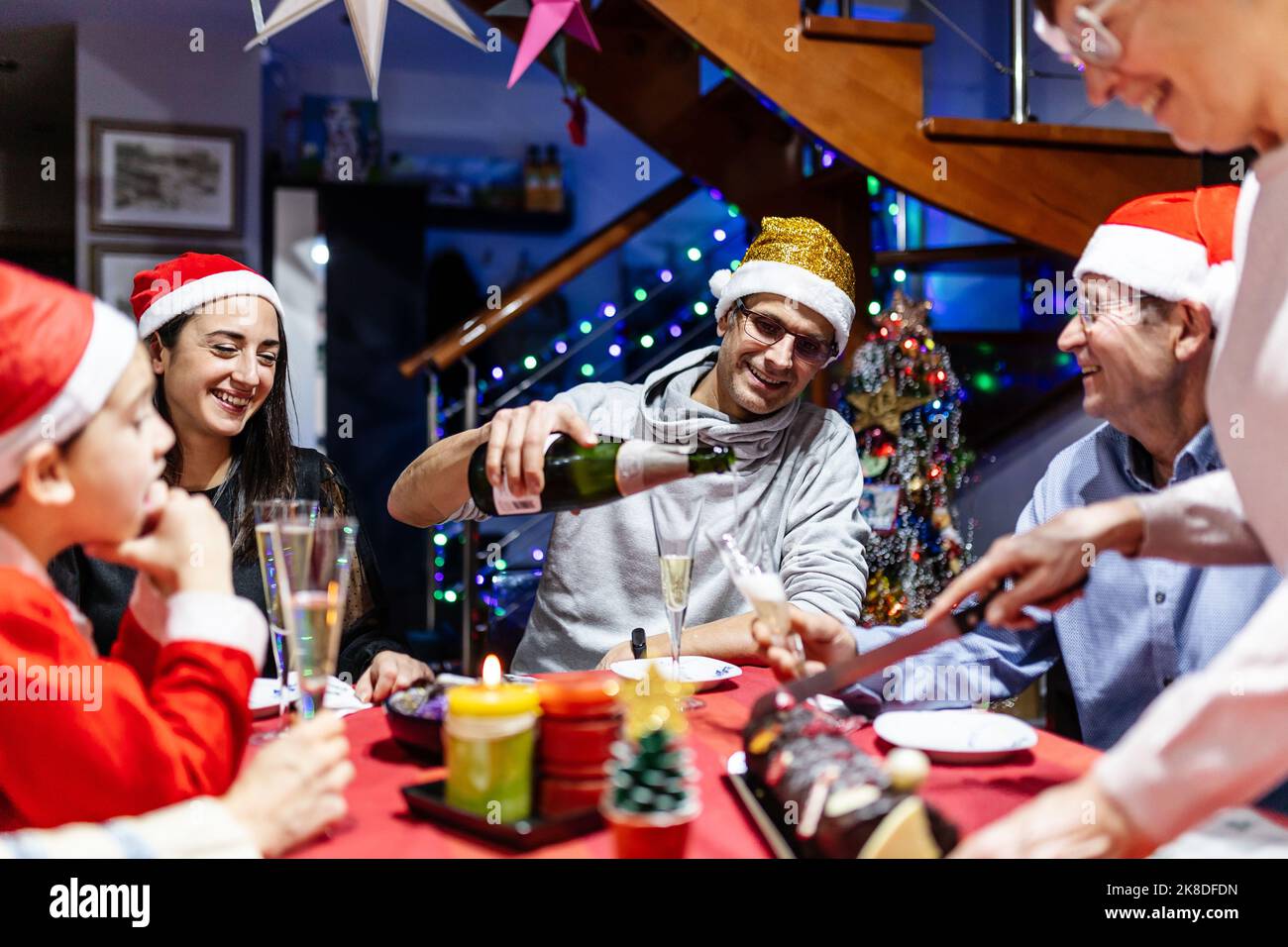 Famiglia multi generazionale latina ispanica che celebra il natale a casa Foto Stock