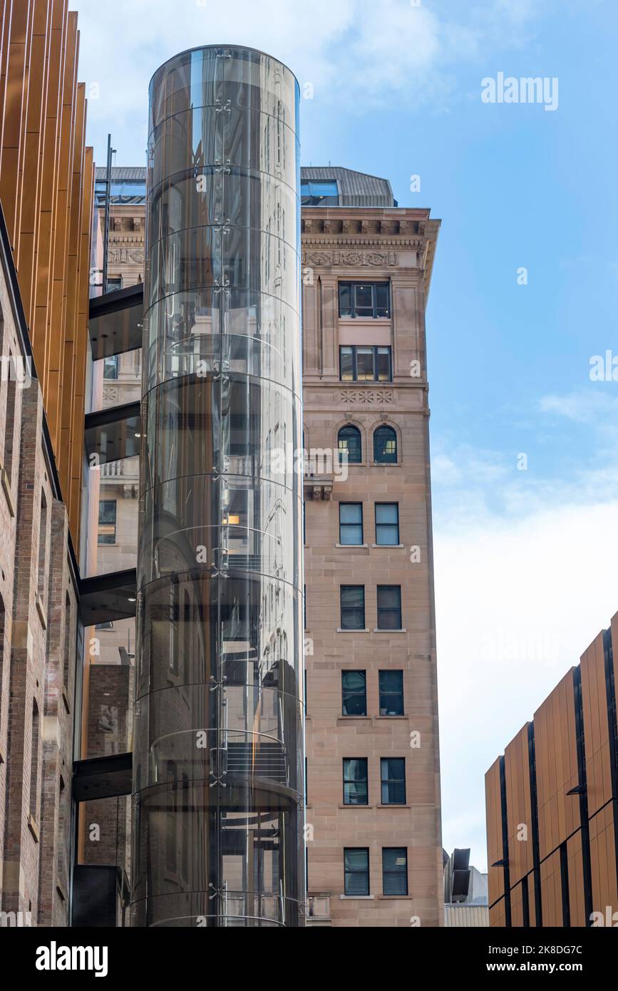 Un ascensore di vetro e le scale portano gli inquilini sui sei piani della rinnovata Legion House del 1902 al 161 Castlereagh St, Sydney, nella nuova Liberty Square Foto Stock