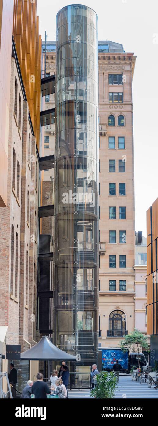 Un ascensore di vetro e le scale portano gli inquilini sui sei piani della rinnovata Legion House del 1902 al 161 Castlereagh St, Sydney, nella nuova Liberty Square Foto Stock