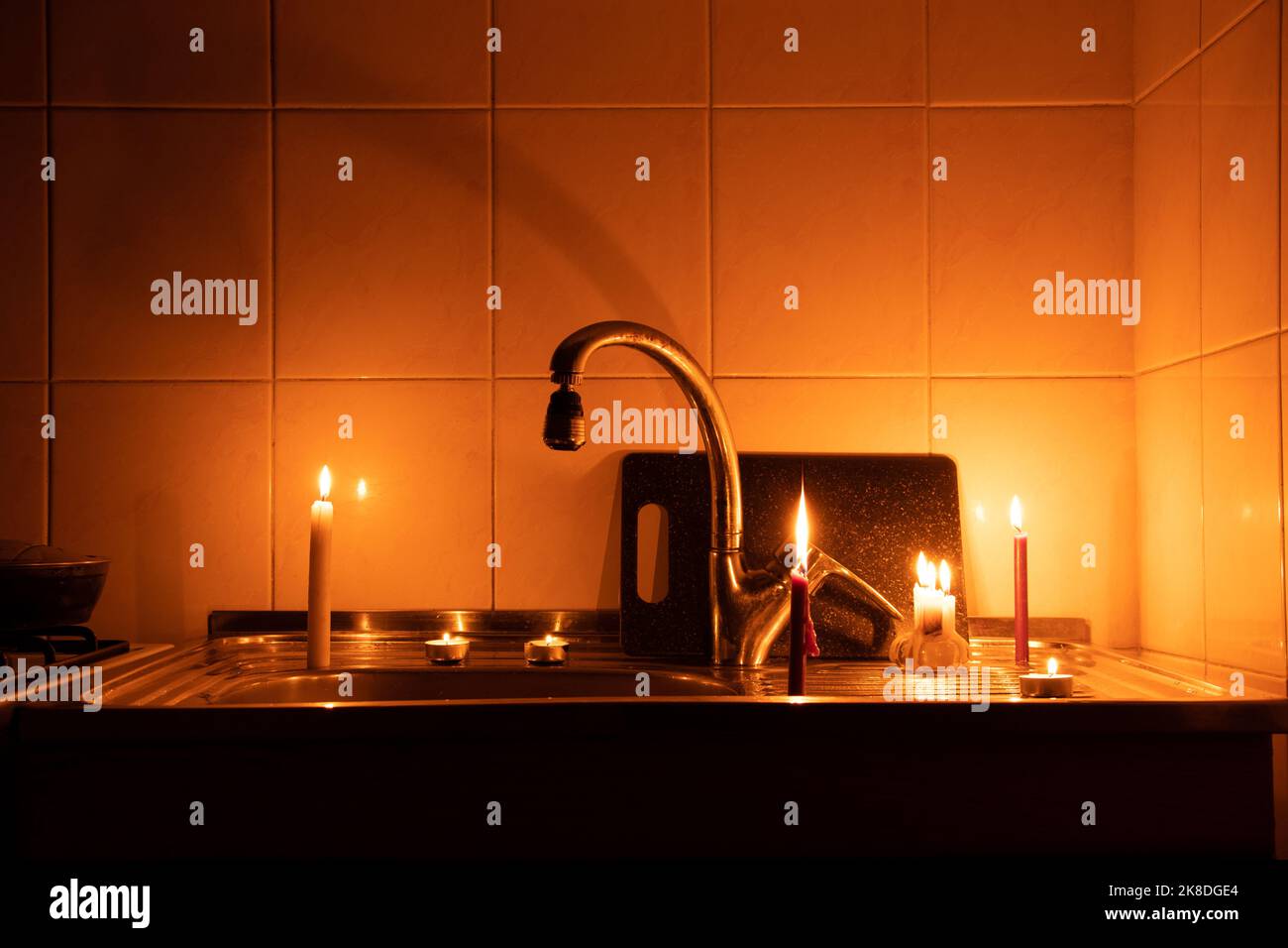 Appartamento senza elettricità, cucina a lume di candela, Ucraina senza elettricità a causa della guerra, al buio Foto Stock