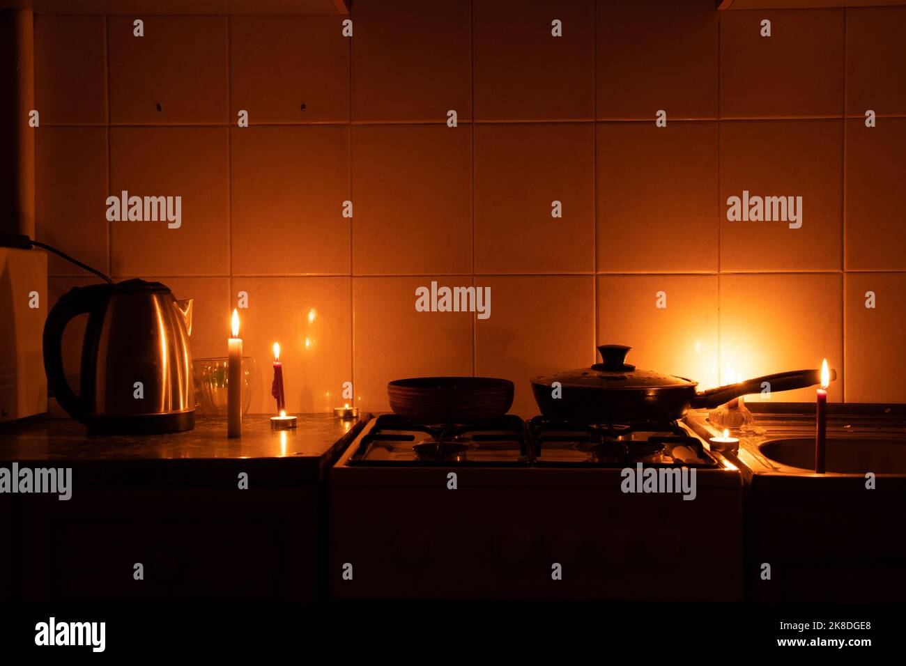 Appartamento senza elettricità, cucina a lume di candela, Ucraina senza elettricità a causa della guerra, al buio Foto Stock