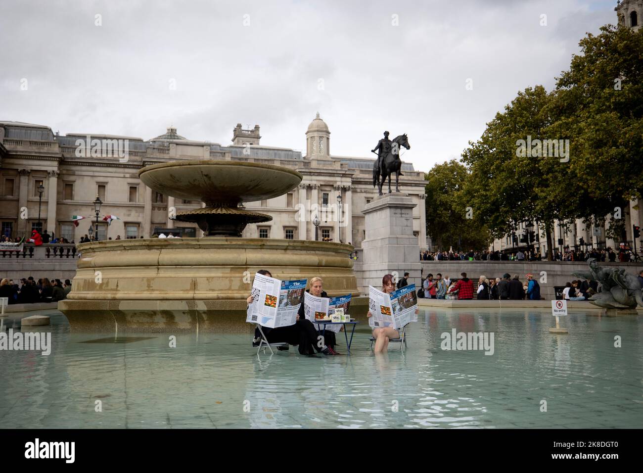 Londra, Regno Unito. 22nd Ott 2022. Gli attivisti hanno visto leggere un falso The Guardian con un tavolo di tofu presso la zona fontana a Trafalgar Square. Gli attivisti della ribellione animale hanno messo in scena una performance art presso la fontana di Trafalgar Square in risposta alle citazioni del 'Guardian-Reading, tofu-eating wokerati' fatte dall'ex segretario di casa Suella Braverman nel Parlamento britannico. (Foto di Hesther ng/SOPA Images/Sipa USA) Credit: Sipa USA/Alamy Live News Foto Stock