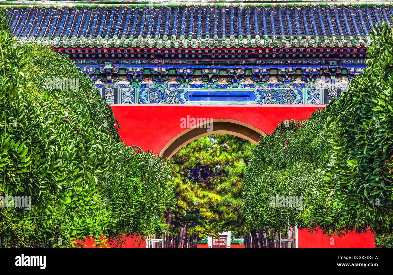 Rosso porta ornata Tempio di Sun City Park Pechino China Green Trees Costruito nel 1530 nella dinastia Ming Foto Stock