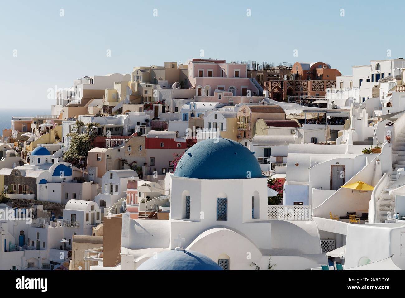 Città di Oia con il famoso tetto a cupola blu. Isole Cicladi greche di Santorini nel Mar Egeo. Include i famosi edifici con cupola blu. Foto Stock