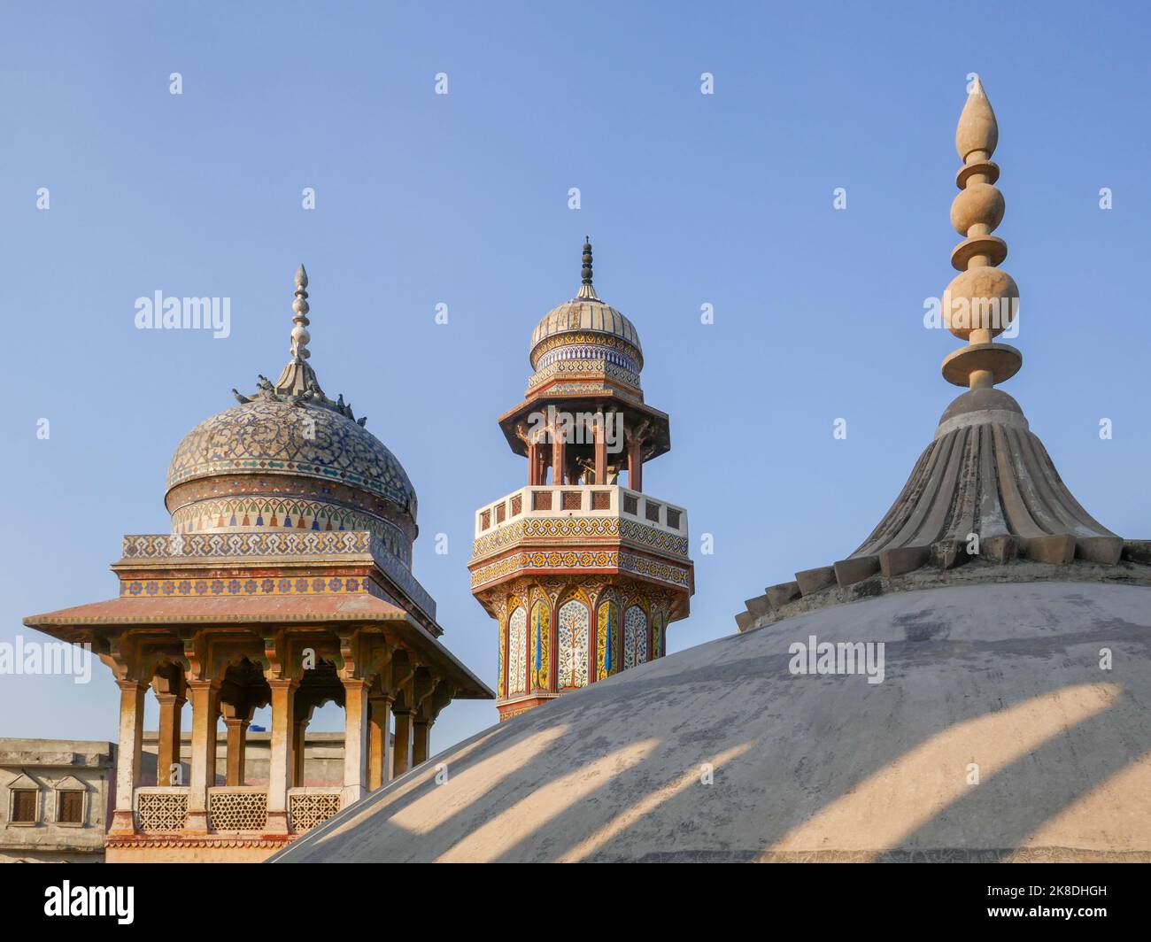 Vista panoramica del minareto, della cupola e del chiosco dal tetto della storica moschea Wazir Khan dell'era di mughal nella città fortificata di Lahore, Punjab, Pakistan Foto Stock