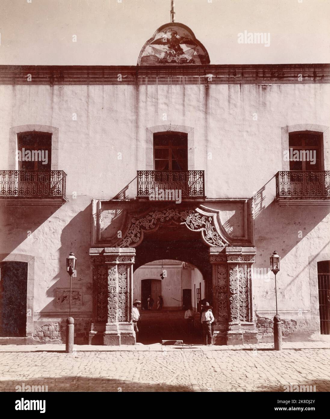 Fotografia vintage in bianco e nero del Palazzo del Governo o del Palacio de Gobierno nella città di Tlaxcala, i fotografi Mayo & Weed, il Vecchio Messico 1898 Foto Stock