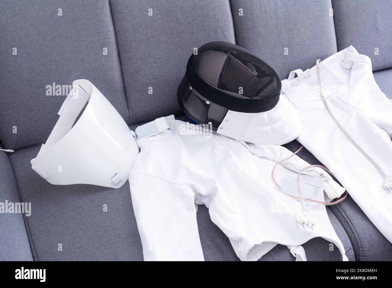 maschera di scherma e tuta di scherma sdraiata Foto Stock