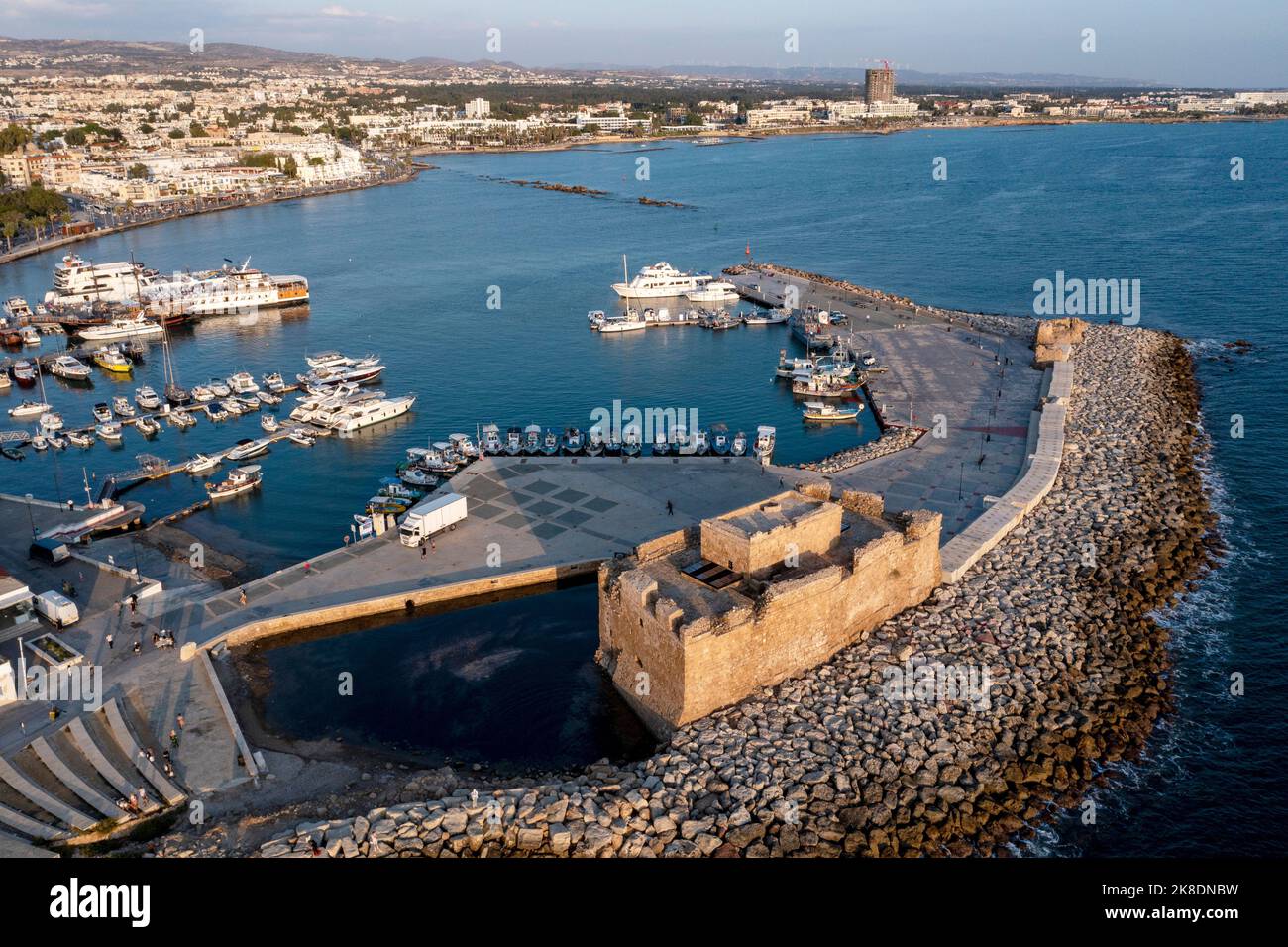 Vista aerea del porto di Paphos e del forte al tramonto, Paphos, Cipro. Foto Stock