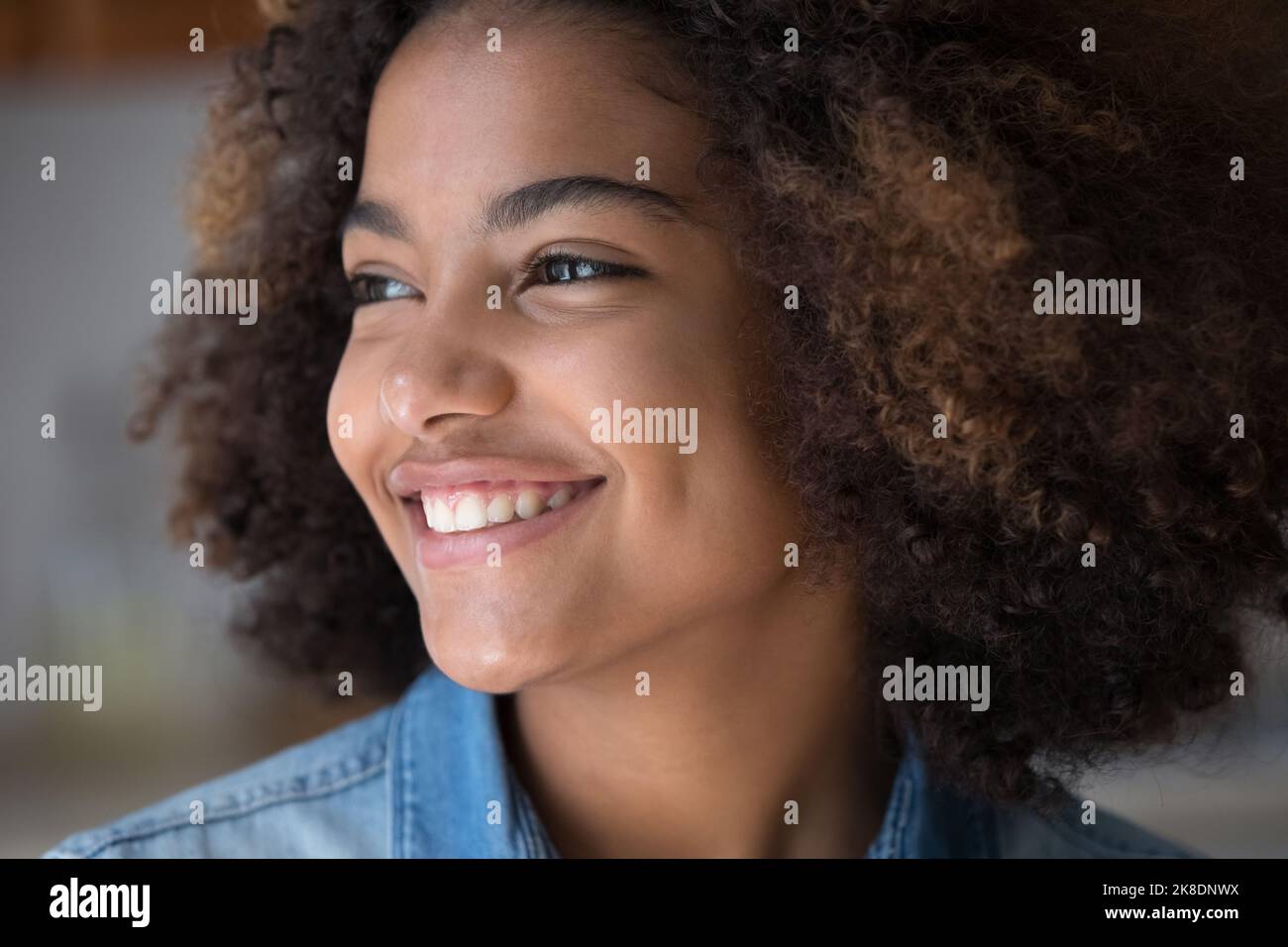 Ritratto di bella ragazza adolescente africana che staring da parte sentirsi felice Foto Stock