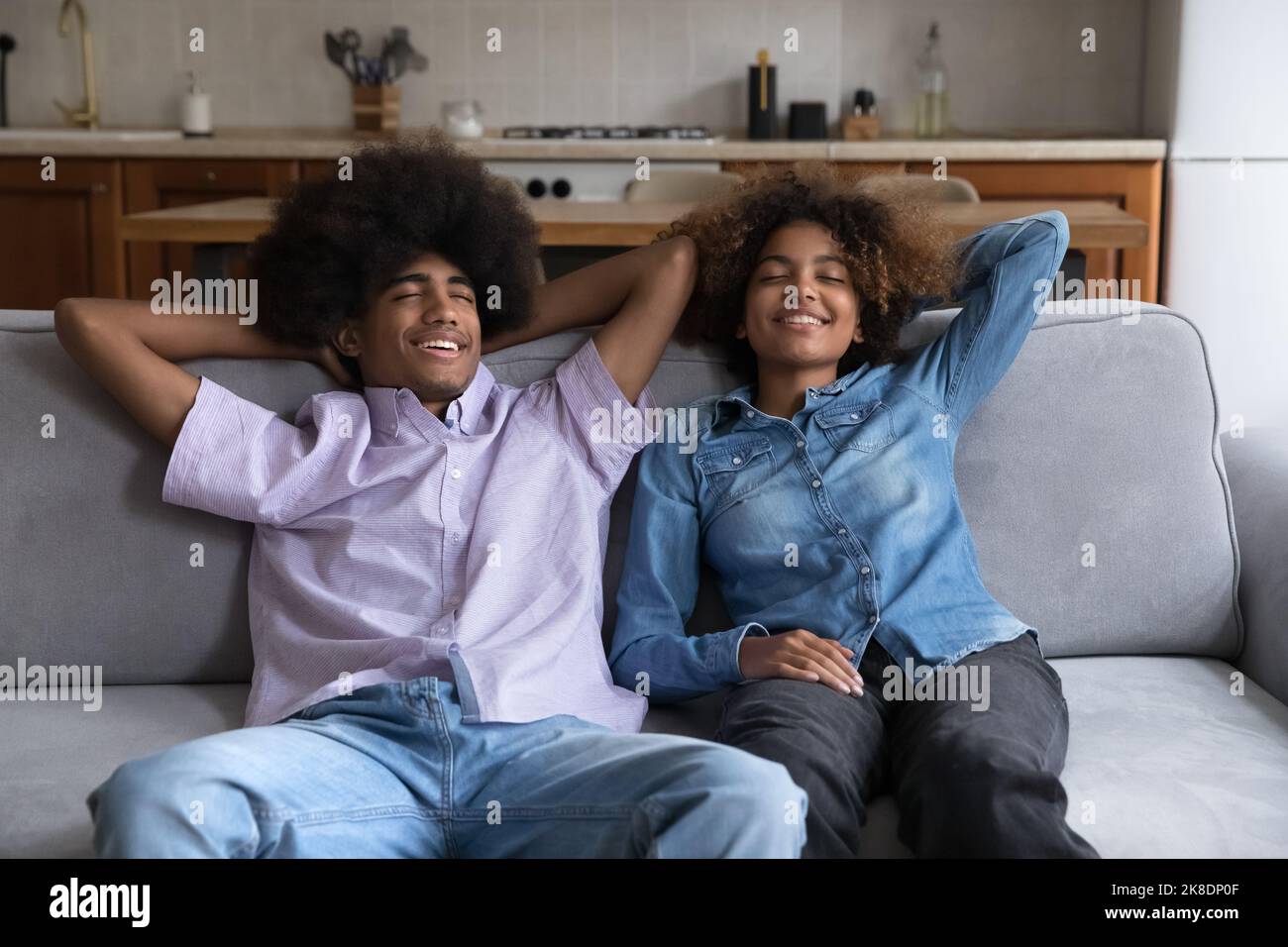 Tranquilla coppia africana rilassante sul divano al coperto Foto Stock