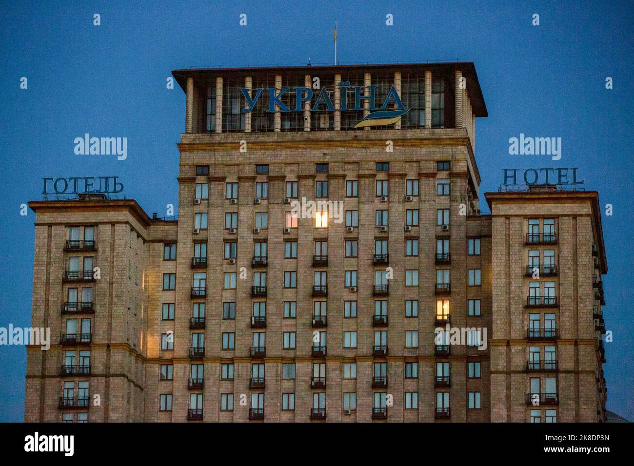 Kiev, Ucraina. 21st Ott 2022. Tre finestre si illuminano in un edificio dell'hotel nel centro di Kyiv. In tutta l'Ucraina è stata introdotta una modalità di risparmio energetico dopo gli attacchi della Russia alle infrastrutture energetiche dell'Ucraina. (Foto di Oleksii Chumachenko/SOPA Images/Sipa USA) Credit: Sipa USA/Alamy Live News Foto Stock