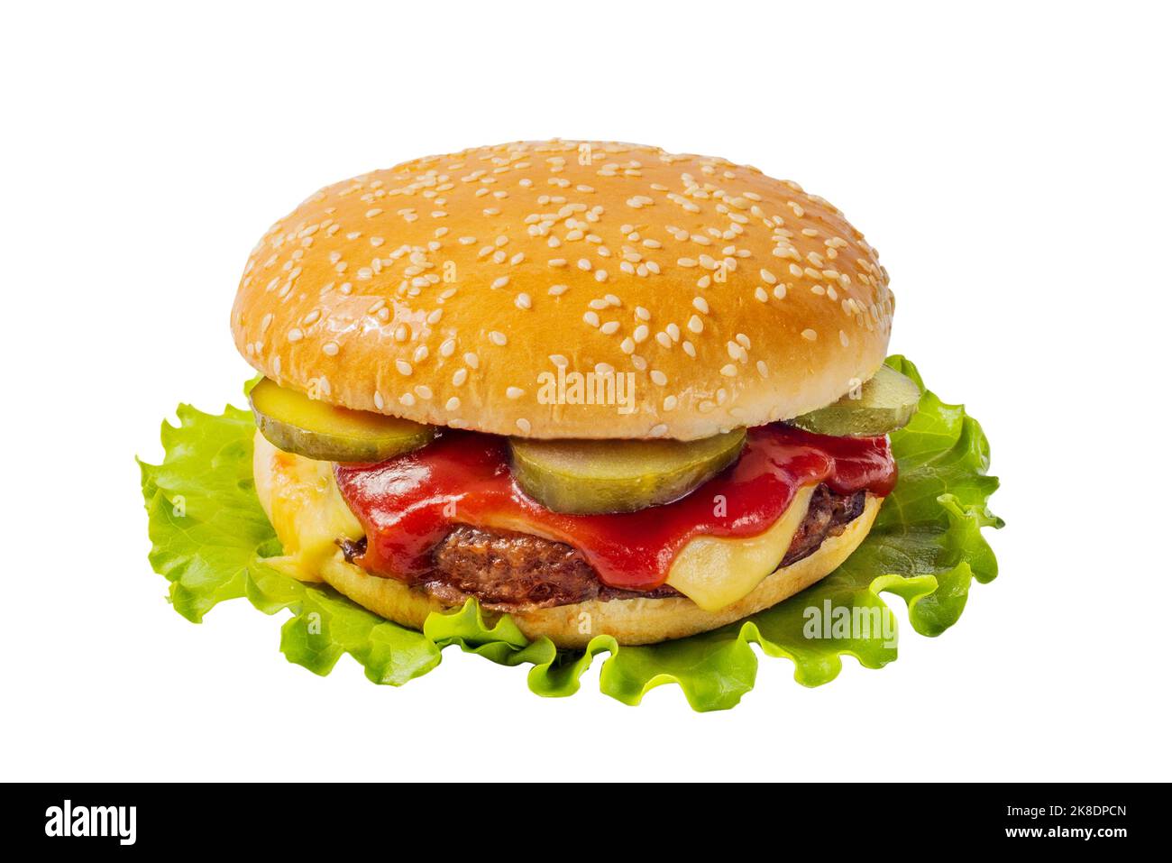 Cheeseburger alla griglia con sottaceti e salse in un panino di sesamo bianco Foto Stock