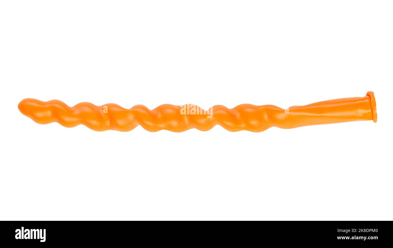 Palloncino arancione senza aria. Nuovo palloncino colorato isolato su sfondo bianco. Oggetto per arredamento festa di compleanno. Il file contiene il percorso di ritaglio. Foto Stock