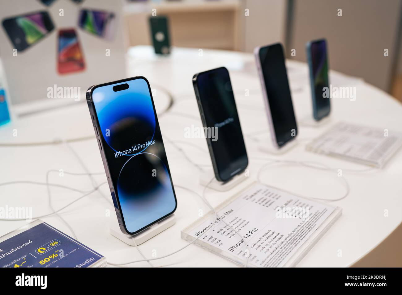 Bangkok, Thailandia - 7 ottobre 2022: Un iPhone 14 Pro Max in un negozio di prodotti Apple. Foto Stock