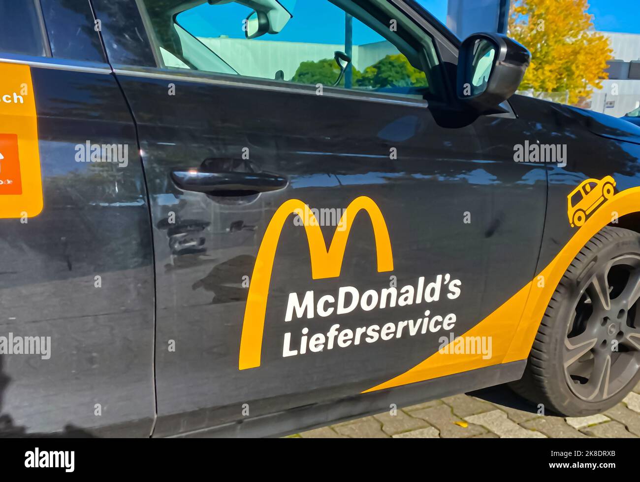 Viersen, Germania - luglio. 9. 2022: Primo piano dell'auto con la scritta del logo del servizio di consegna tedesco Mcdonald (lieferservice) Foto Stock