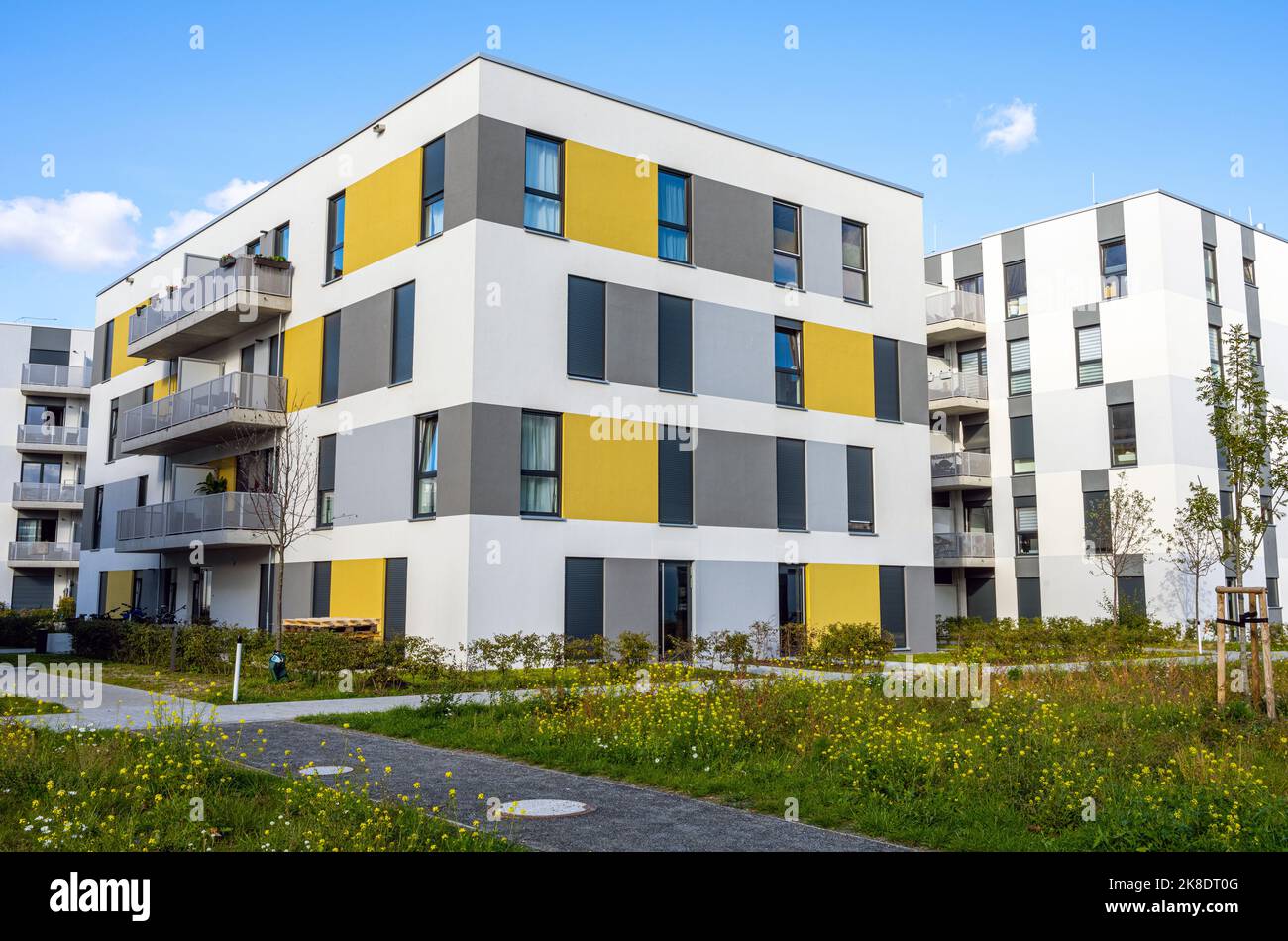 Area di sviluppo di alloggi con edifici di appartamenti moderni visti a Berlino, Germania Foto Stock