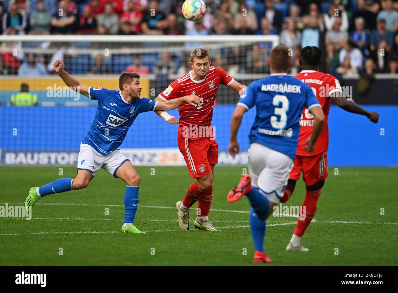 Matthijs DE LIGT (FC Bayern Monaco), azione, duelli contro Andrej KRAMARIC (1899 Hoffenheim). Calcio 1st Bundesliga stagione 2022/2023, 11th matchday, matchday11, TSG 1899 Hoffenheim - FC Bayern Monaco 0-2 il 22nd ottobre 2022, PreZero Arena. ?Sven Simon Photo Agency GmbH & Co. Press Photo KG # Princess-Luise-Str 41 # 45479 M uelheim/R uhr # Tel.. 0208/9413250 # Fax. 0208/9413260 # GLS Bank # BLZ 430 609 67 # KTO. 4030 025 100 # IBAN DE75 4306 0967 4030 0251 00 # BIC GENODEM1GLS # WWW.SVENSIMON.NET LE NORMATIVE DFL VIETANO QUALSIASI USO DI FOTOGRAFIE COME SEQUENZE DI IMMAGINI E/O SOLO USO EDITORIALE. N Foto Stock