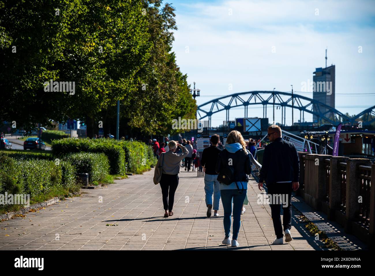 Riga, Lettonia - 09 10 2022: La gente cammina lungo la passeggiata lungo la Daugava. Foto Stock