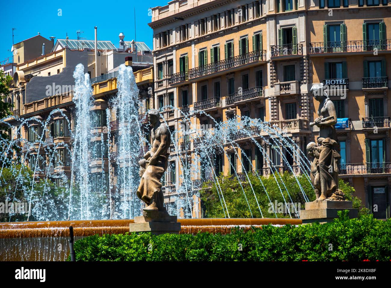 Barcellona, Spagna - Maggio 26 2022: Fontana in Plaza Catalunya, Barcellona. Foto Stock