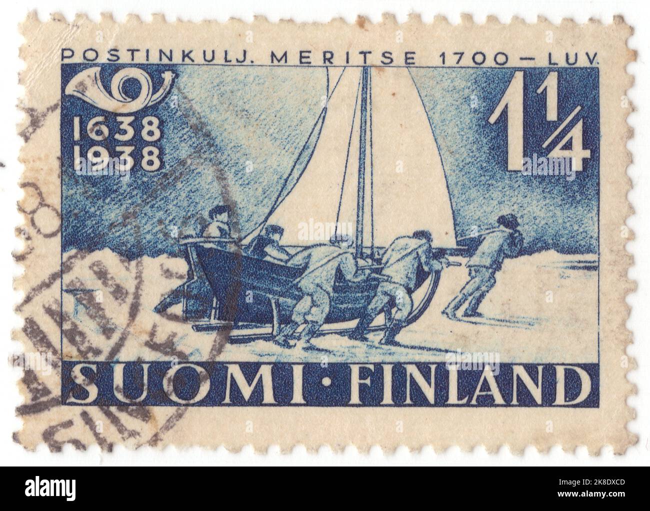 FINLANDIA - 1938 settembre 6: Un francobollo blu scuro da 1,25 marchi che raffigura la consegna della posta nel 1700. Barca a vela. 300th° anniversario della posta finlandese Foto Stock