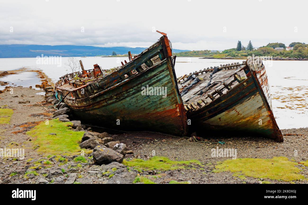 Vecchie barche da pesca in declino costeggiate da Salen Bay e la strada A849 sulla costa orientale di Mull a Salen, Isola di Mull, Argyll e Bute, Scozia. Foto Stock