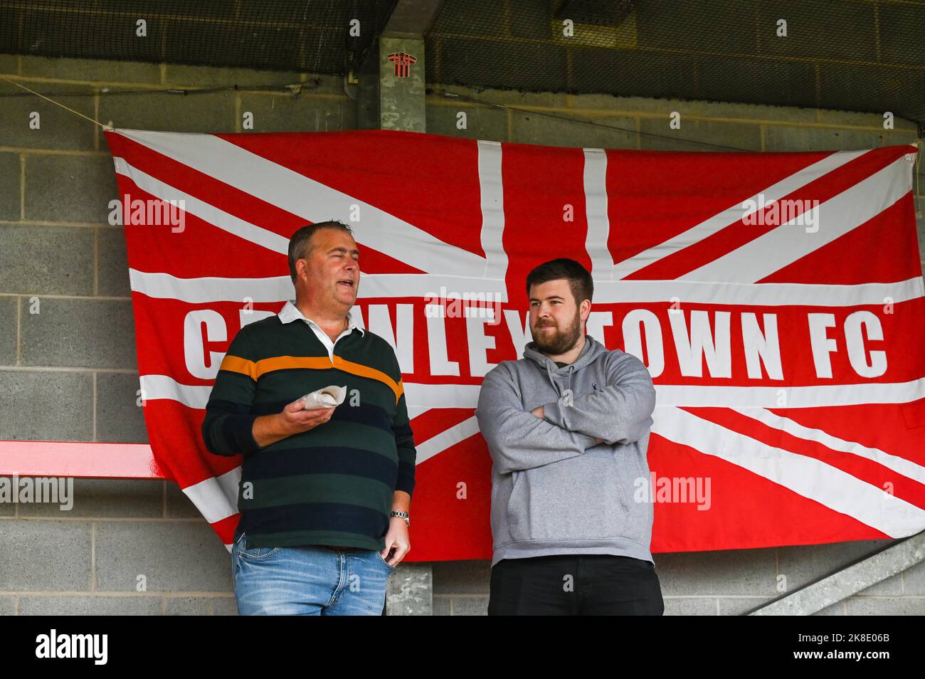 Tifosi durante la partita della EFL League Two tra Crawley Town e Mansfield Town al Broadfield Stadium , Crawley , Regno Unito - 22nd ottobre 2022 solo per uso editoriale. Nessun merchandising. Per le immagini di calcio si applicano le restrizioni di fa e Premier League inc. Nessun utilizzo di Internet/cellulare senza licenza FAPL - per i dettagli contattare Football Dataco Foto Stock