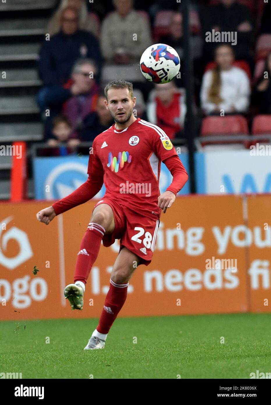 Teddy Jenks of Crawley durante la partita della EFL League due tra Crawley Town e Mansfield Town al Broadfield Stadium , Crawley , Regno Unito - 22nd ottobre 2022 solo per uso editoriale. Nessun merchandising. Per le immagini di calcio si applicano le restrizioni di fa e Premier League inc. Nessun utilizzo di Internet/cellulare senza licenza FAPL - per i dettagli contattare Football Dataco Foto Stock