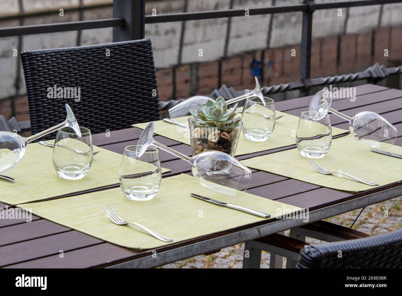 Tavoli da ristorante con argenteria e bicchieri pronti per il pranzo Foto Stock