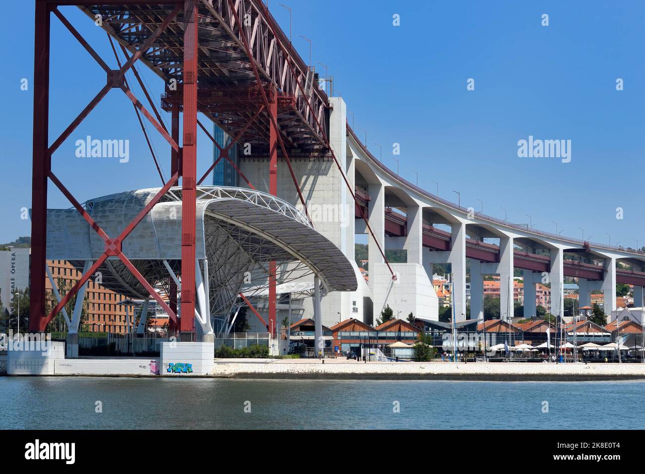 25 aprile ponte sospeso sul fiume Tago, Lisbona, Portogallo Foto Stock