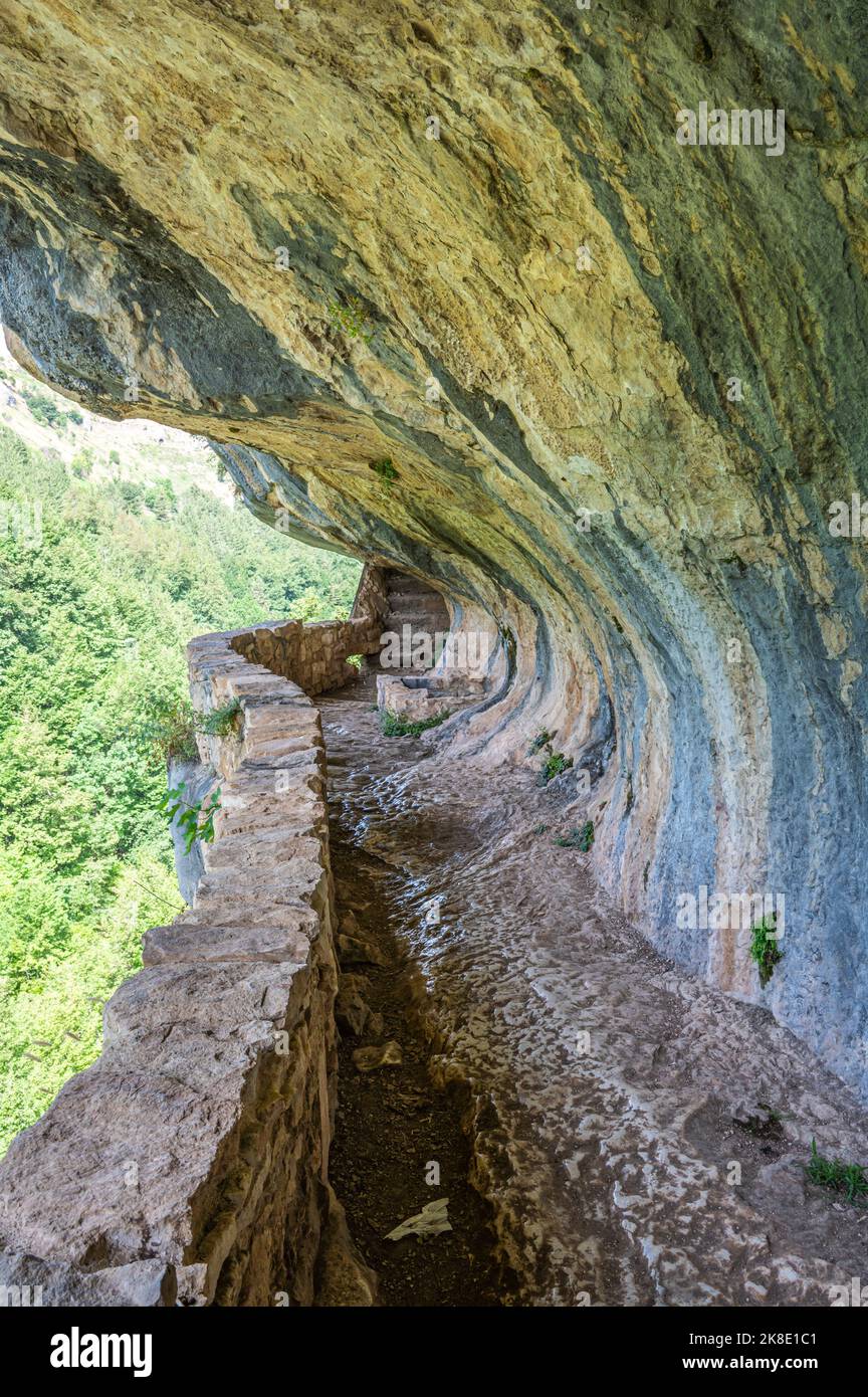 Il sentiero scavato nella roccia per raggiungere l'Ermitage di San Bartolomeo a Legio Foto Stock