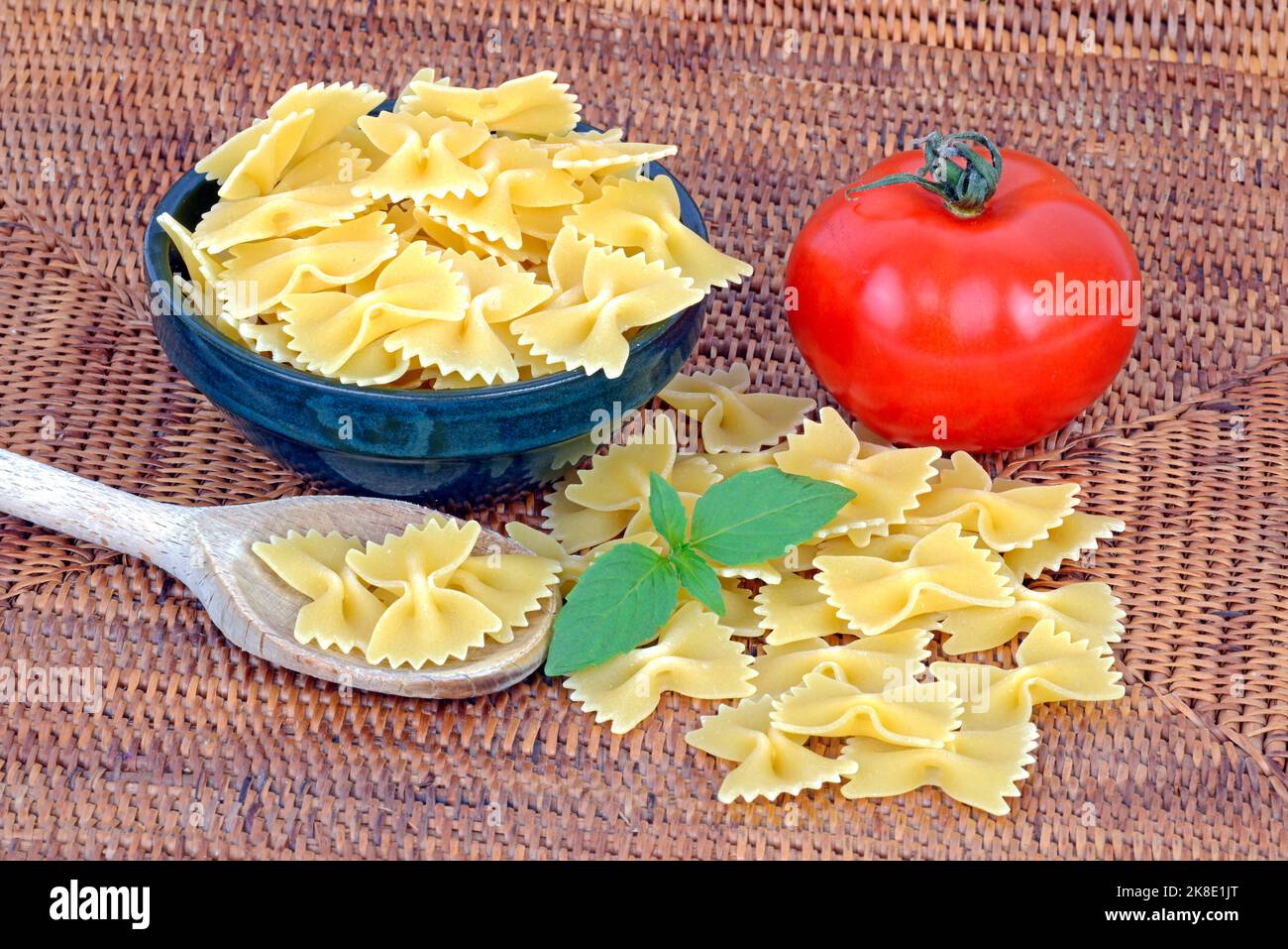 Pasta italiana, farfalle, pasta, tagliatelle, pomodoro, basilico Foto Stock