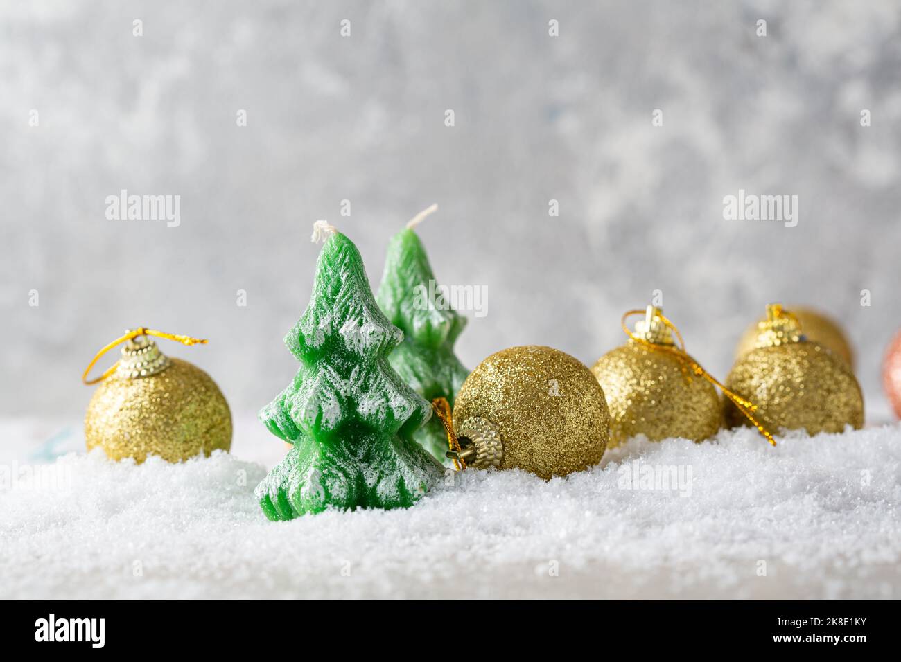 Concetto di Natale con neve e decorazioni palla verde candele copia spazio Foto Stock