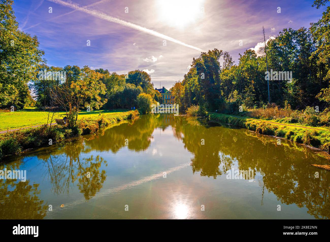 Canale di Hagenburg con vista sul castello di Hagenburg in autunno con cielo blu e sole, Hagenburg, bassa Sassonia, Germania Foto Stock