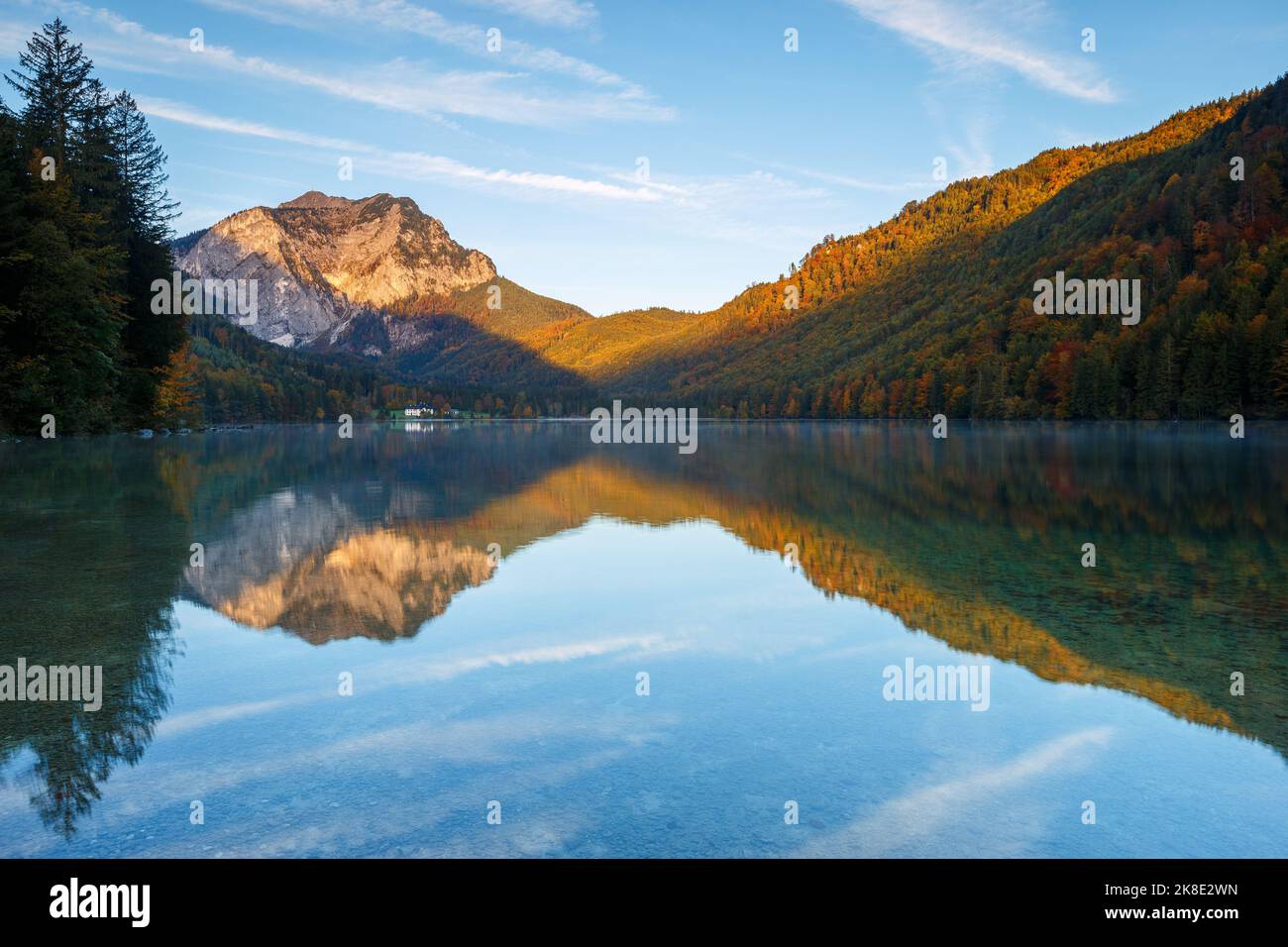 Lago alpino Vorderer Langbathsee nella stagione autunnale. Ebensee, alta Austria. Europa. Foto Stock