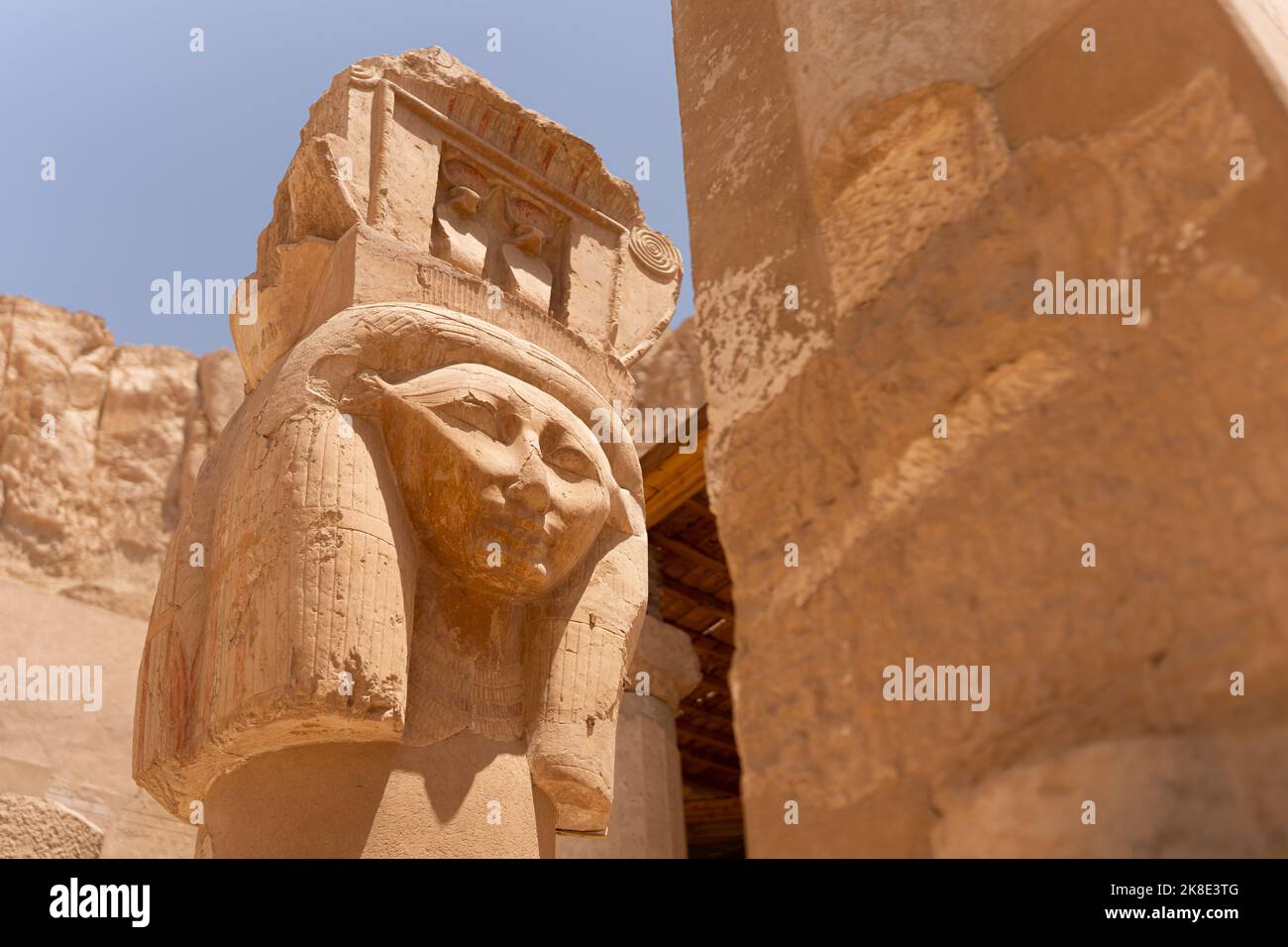 Statua di un volto nel Tempio di Hatshepsut Foto Stock