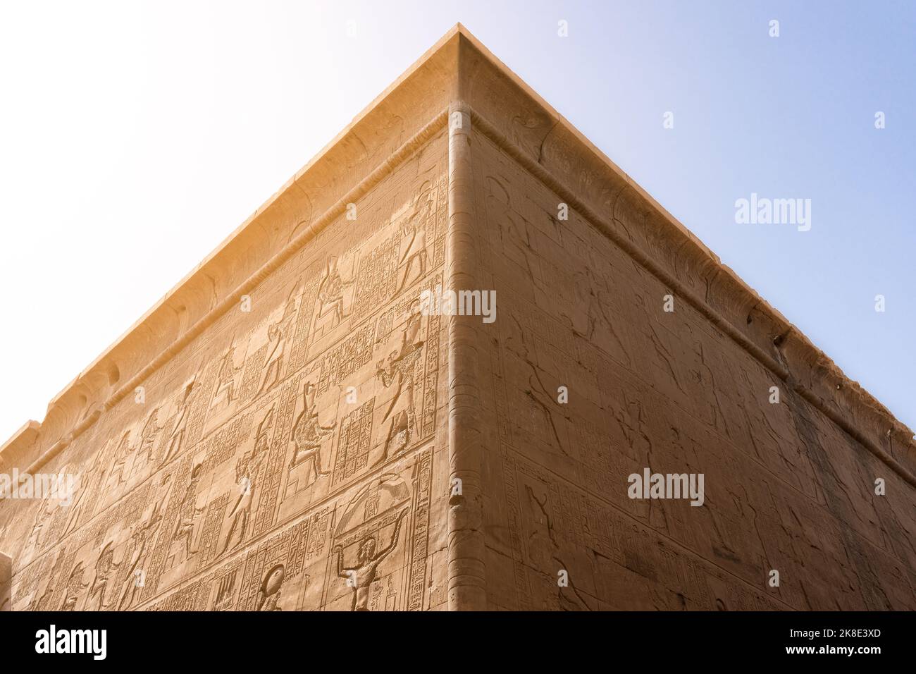 Edificio egiziano con geroglifici incisi sulla facciata Foto Stock
