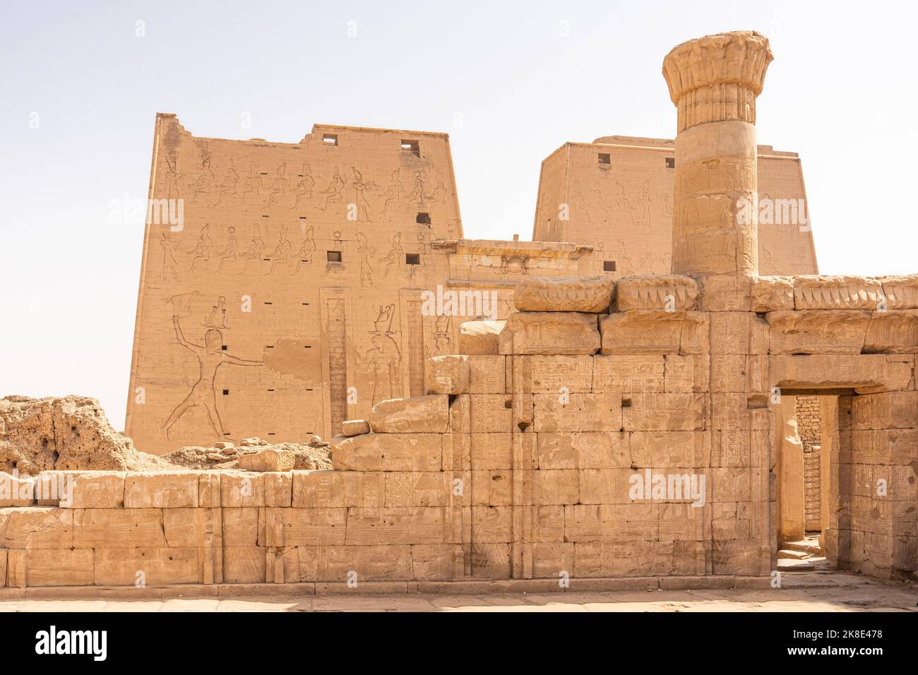 Ingresso a un antico tempio egiziano di Edfu Foto Stock