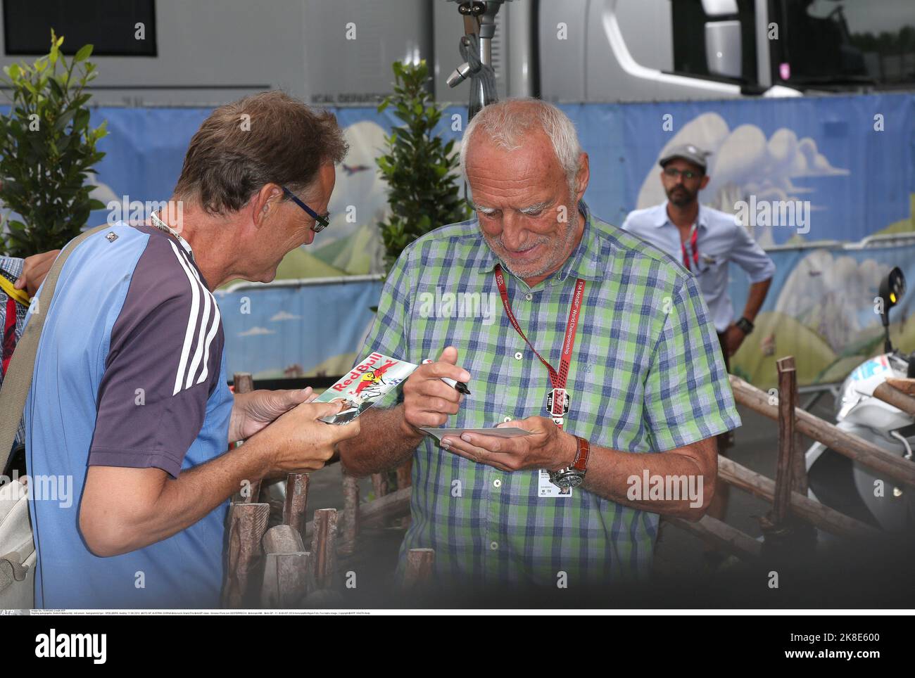 Firma autografi, Dietrich Mateschitz, mit einem Autogrammjäger - SPIELBERG, Austria. 11th ago, 2019. MOTO GP, AUSTRIA, DORNA Motorcycle Grand Prix classe MotoGP - Grosser Preis von OESTERREICH, Motorrad-WM - Moto GP - 11. AGOSTO 2019 Onorarpflichtiges Foto, immagine Fee readly, Copyright © ATP KNOTH Andy (KNOTH Andy/ATP/SPP) Credit: SPP Sport Press Photo. /Alamy Live News Foto Stock