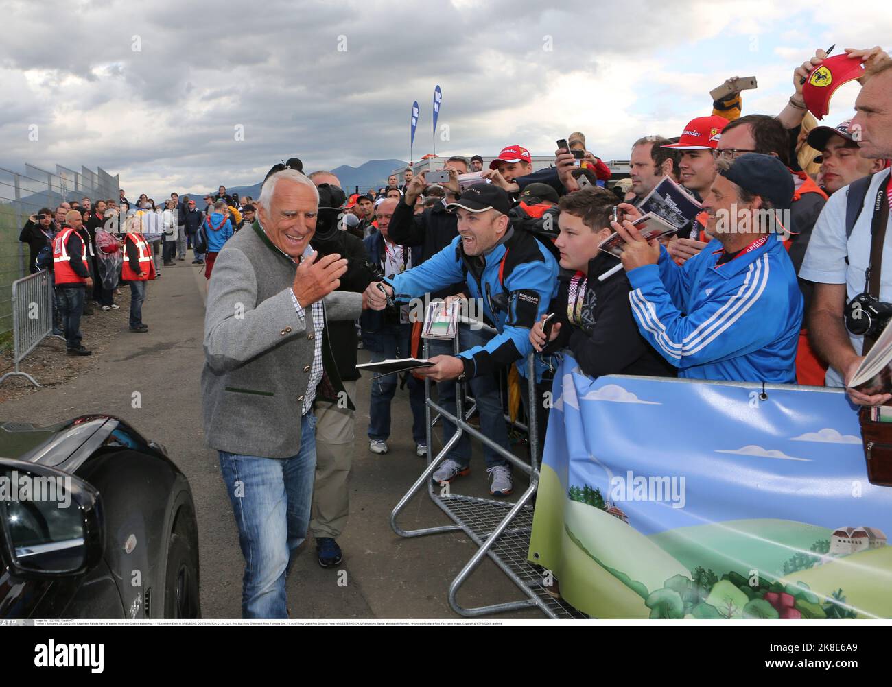 Spielberg, Austria. 21st giugno, 2015. Formel 1 Spielberg 20. Juni 2015 - Legenden Parade, tutti i fan vogliono incontrare Dietrich Mateschitz, - F1 Legenden Event a SPIELBERG, OESTERREICH, 21.06.2015, Red Bull Ring, Österreich Ring, Formula uno, F1, GRAN Premio D'AUSTRIA, Grosser Preis von OESTERREICH, GP d'Autriche, Stiria - Motorsport, Formel1, - Honorarpflichtiges Foto, Immagine a pagamento, Copyright © ATP NOGER Manfred (NOGER Manfred /ATP/SPP) Credit: SPP Sport Press Photo. /Alamy Live News Foto Stock