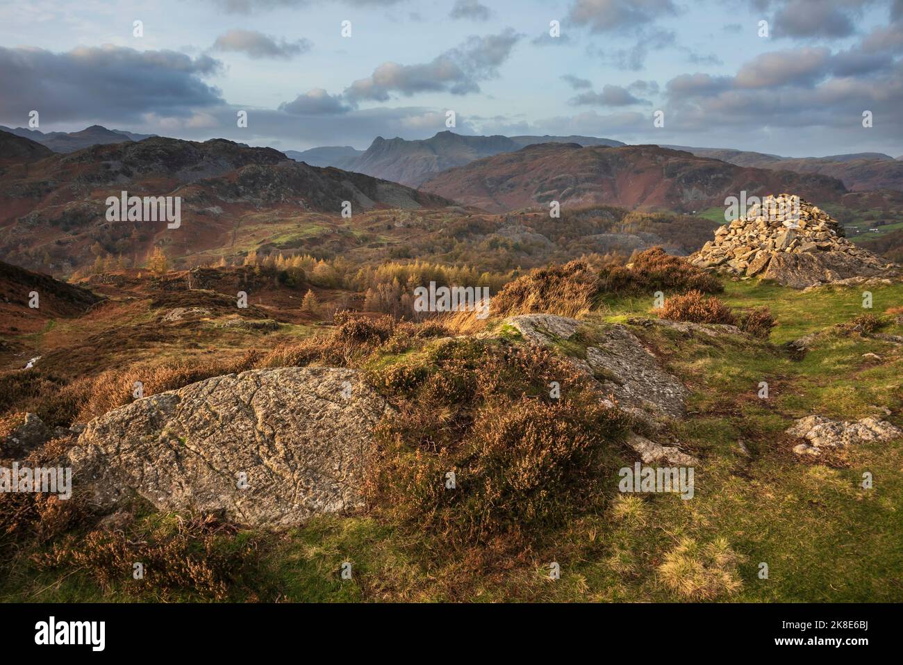 Epica immagine paesaggistica di una splendida luce del tramonto autunnale attraverso Langdale Pikes guardando da Holme Fell nel Lake District Foto Stock