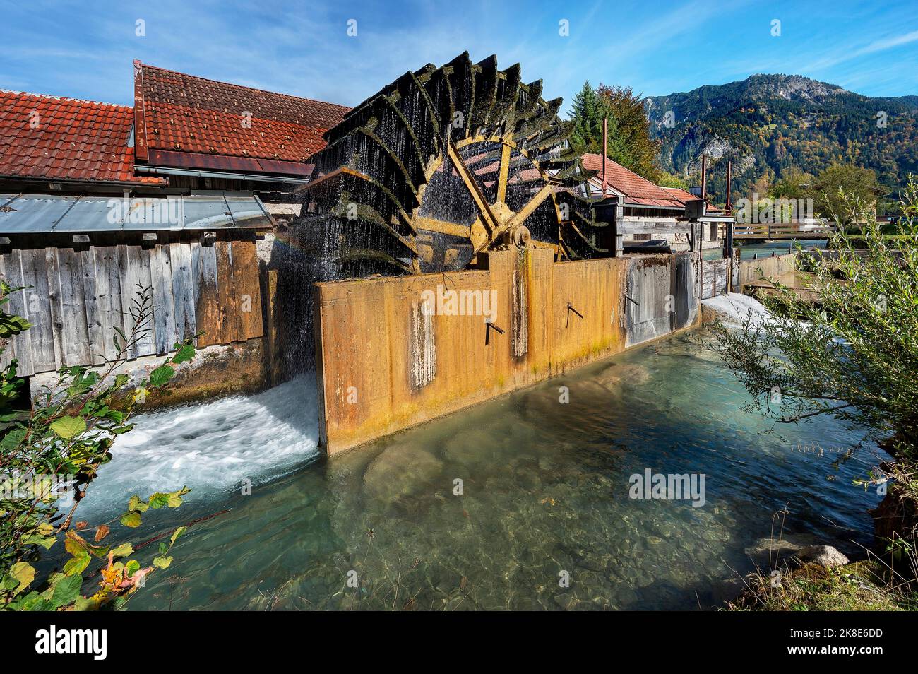 Il mulino a martelli con ruota d'acqua, Monumento culturale dell'anno 2022, Bad Oberdorf a Ostrachtal, Allgaeu, Baviera, Germania Foto Stock