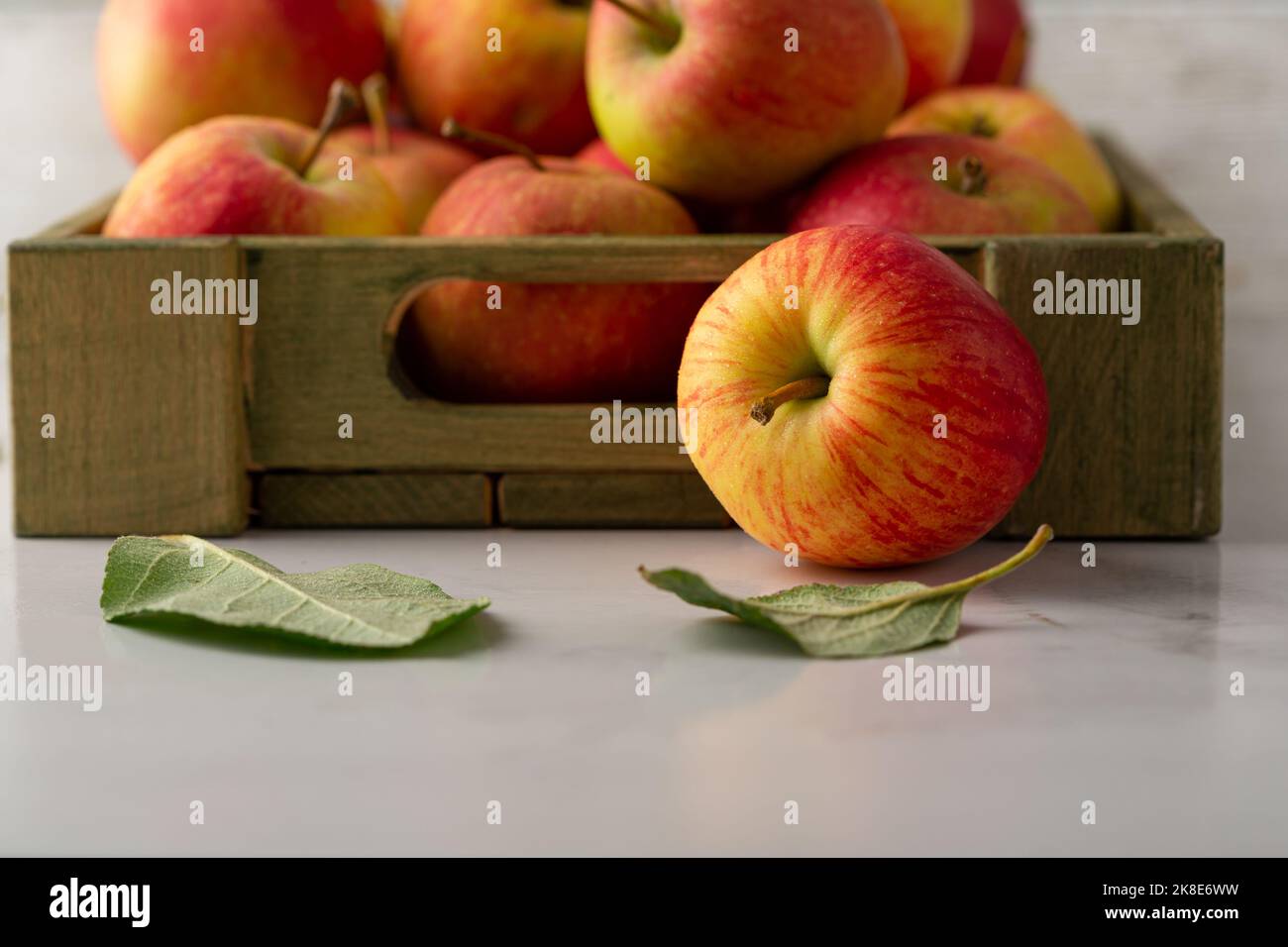 Frutti rossi e gialli delle mele in scatola di legno che fanno il concetto degli stock dell'alimento Foto Stock