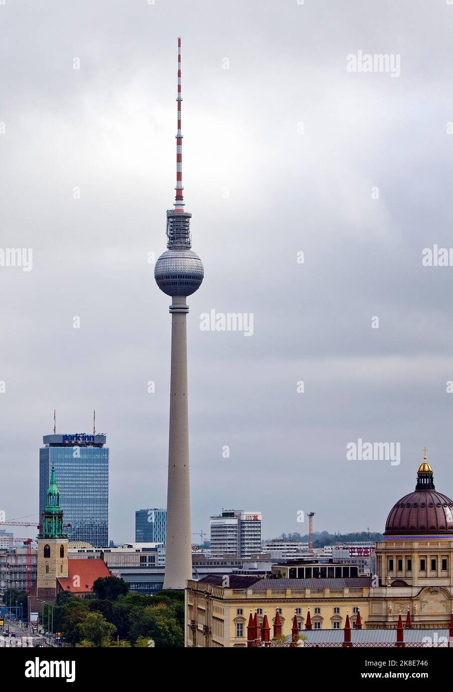 Panorama della città con la torre della televisione e il Forum Humboldt, Berlino, Germania Foto Stock